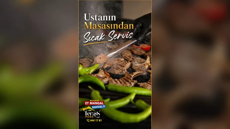 Terass Park mangal ustasının sıcak et servisi hazırlaması